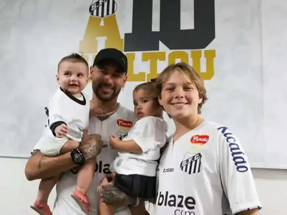 Davi Lucca fala sobre morar na Espanha e relação com irmãs, filhas de Neymar Jr.