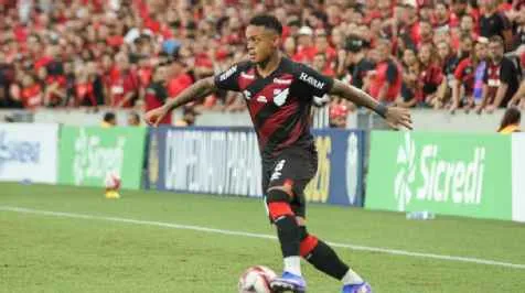 Léo Derik, do Athletico-PR, é condenado a 13 anos de prisão por estupro; jogador vai recorrer em liberdade