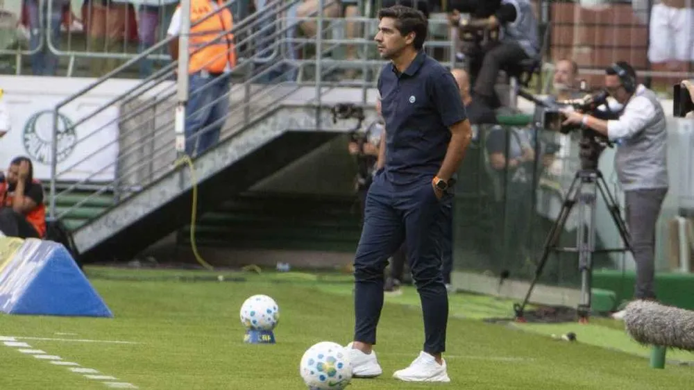 Abel é direto sobre possível saída de Allan para o Manchester City: 'Por enquanto...'