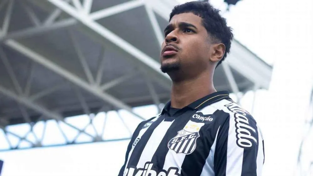Santos vê Ananias entrar na mira da Europa e avalia venda de zagueiro para reforçar caixa