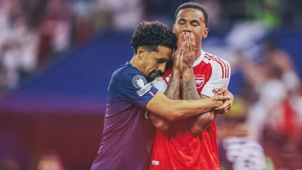 Marquinhos consola Gabriel Magalhães após pênalti perdido na decisão da Champions League Michael Regan - UEFA/UEFA via Getty Images