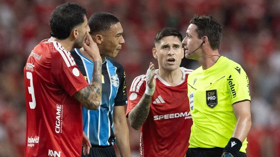 Jogadores do Internacional reclamam com Ramon Abatti Abel da cotovelada de Carlos Vinícius Liamara Polli/AGIF