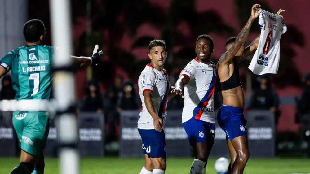 Jean Lucas mostrando camisa do Bahia em direção à torcida do Vitória, no Barradão, durante partida do Campeonato Brasileiro Letícia Martins/EC Bahia