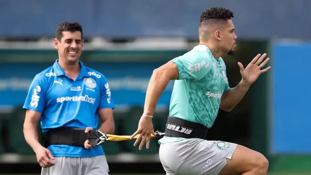 Paulinho cumpre cronograma de recuperação de lesão muscular na coxa na Academia de Futebol — Foto: Ces