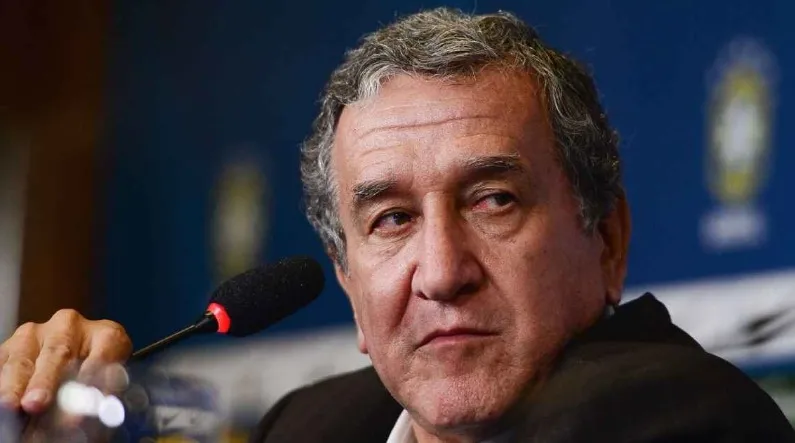 Carlos Alberto Parreira recebe alta e deixa hospital com gritos de 'campeão' após ficar três meses internado