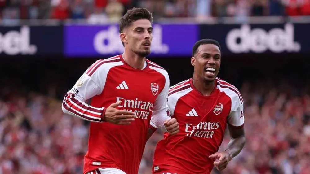 Arsenal aproveita falha de Dibu Martínez para vencer Chelsea de virada e seguir 100% na Premier League