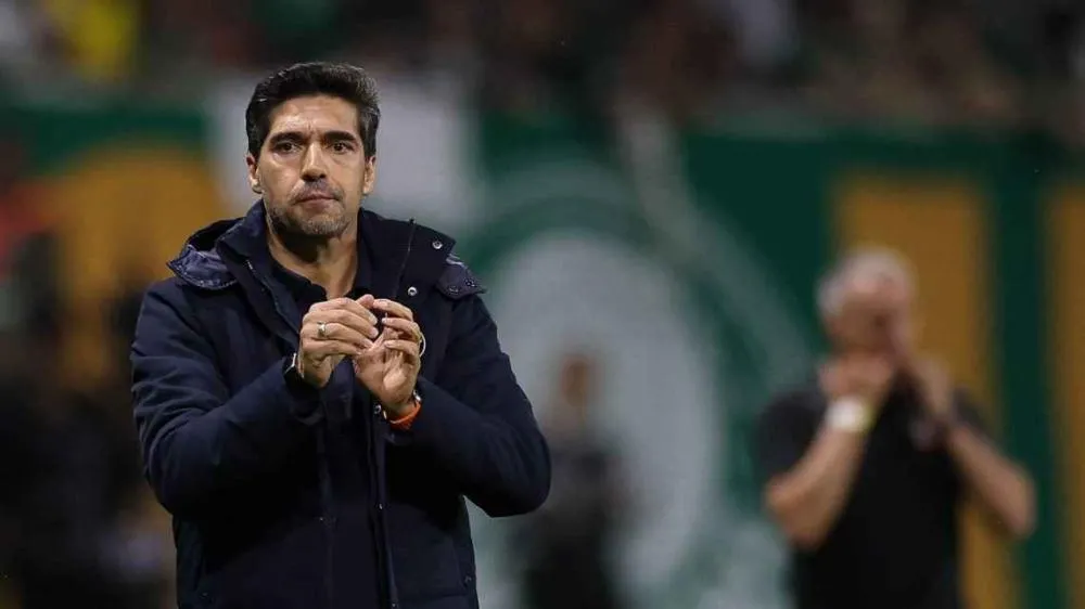 Pleno do STJD aumenta gancho de Abel, do Palmeiras, para três jogos de suspensão por chute no microfone
