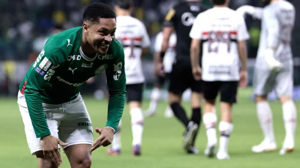 Palmeiras vence reservas do São Paulo e seca Flamengo contra o Corinthians para manter a liderança do Brasileirão