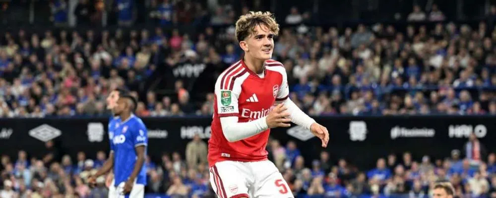 Jovem de 16 anos brilha com dois gols, e Arsenal se classifica com facilidade na Copa da Liga Inglesa