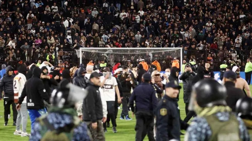 Platense x Fluminense acaba em invasão de campo e ataque de torcida a jogadores tricolores; veja imagem