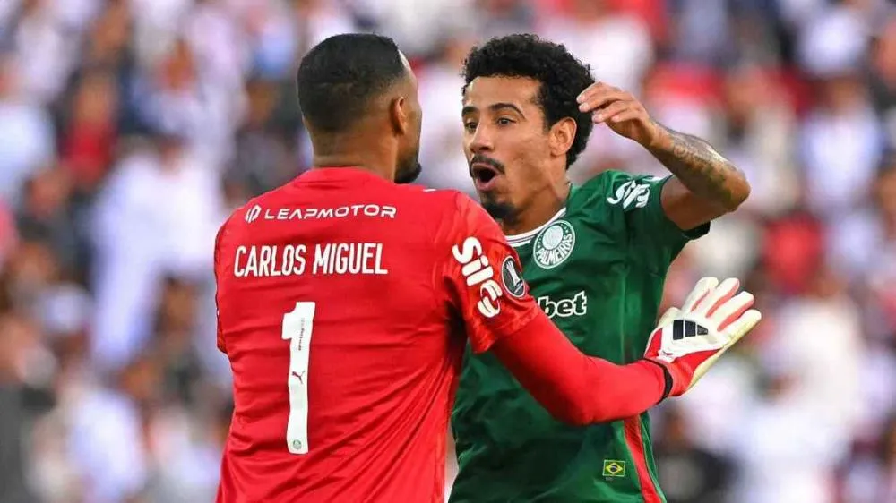 Lucas Evangelista comemora com Carlos Miguel em jogo do Palmeiras contra a LDU Getty Images