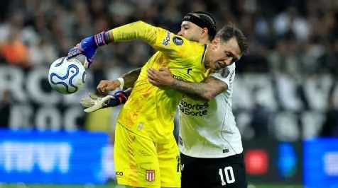 Muslera revela bastidores de como viveu pênalti de Memphis Depay em Corinthians x Estudiantes: 'Tinha certeza que...'