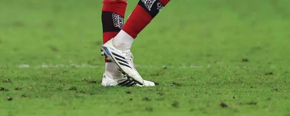 Zagueiro do Flamengo dispara contra gramado do Maracanã: 'Às vezes tem que dar razão a quem fala do sintético'