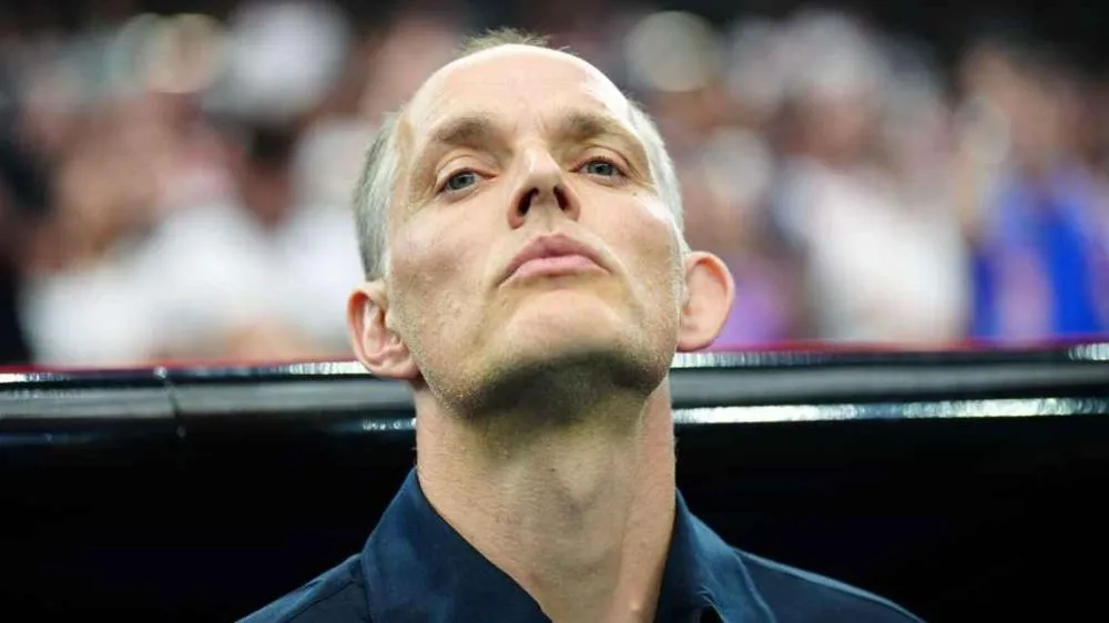 Thomas Tuchel, técnico alemão da seleção da Inglaterra, durante execução do hino inglês antes da partida contra a Croácia, na estreia da Copa do Mundo 2026 Getty Images