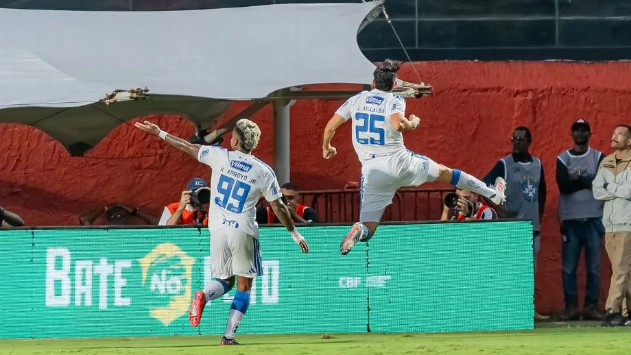 Cruzeiro é 'salvo' por Villalba, marca nos acréscimos e supera Vitória com virada no Brasileirão