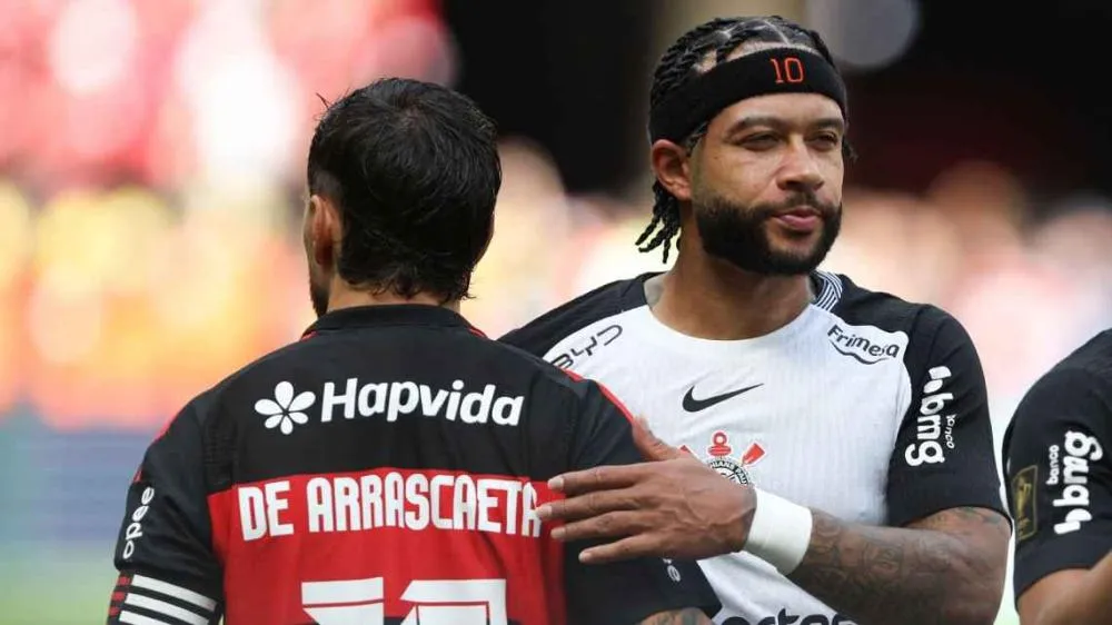 Arrascaeta e Memphis Depay durante Flamengo x Corinthians Sergio Lima / AFP via Getty Images