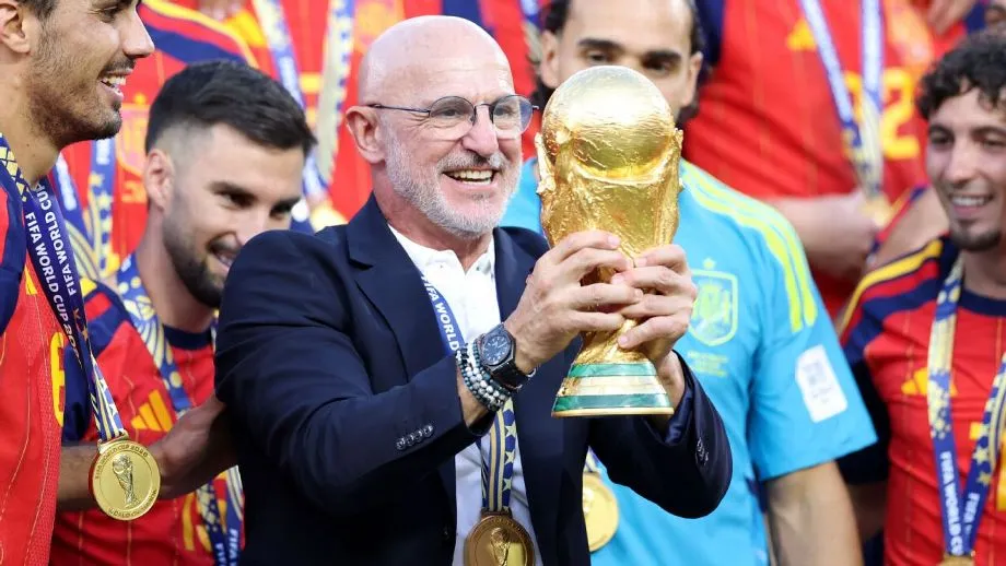 De la Fuente com a taça de campeão da Copa do Mundo Justin Setterfield/Getty Images