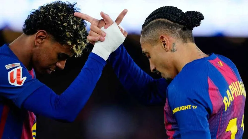 Lamine Yamal (esq) e Raphinha comemoram gol do Barcelona sobre o Oviedo EFE/Alejandro García
