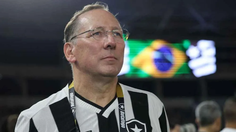 John Textor com a camisa do Botafogo Getty Images