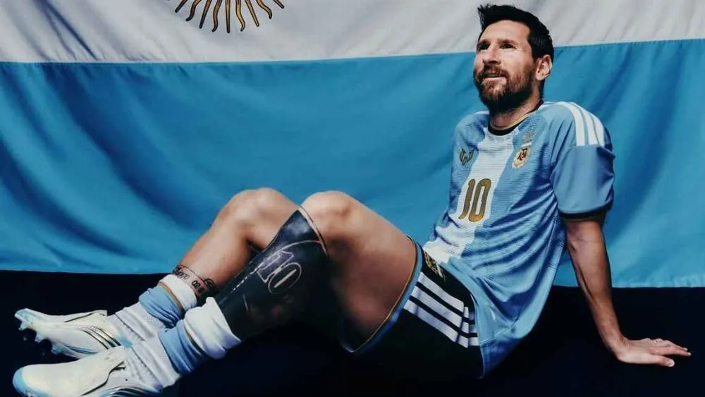 Lionel Messi posa com camisa da Argentina em sua homenagem Divulgação