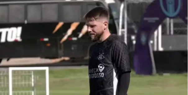 Gustavo Xuxa em treino no estádio Dutrinha — Foto: TVCA