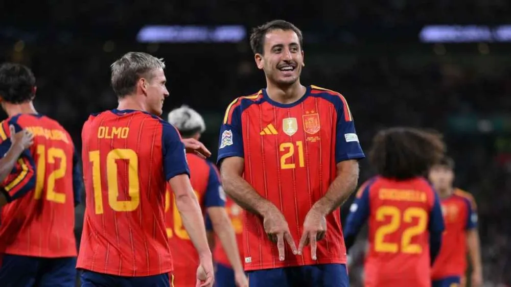 Oyarzabal comemora com seus companheiros o gol da Espanha contra a Inglaterra David Ramos - UEFA/UEFA via Getty Images