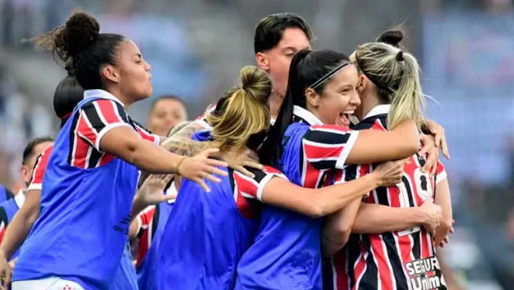 São Paulo vence o Corinthians de virada e larga na frente na final do Brasileirão Feminino