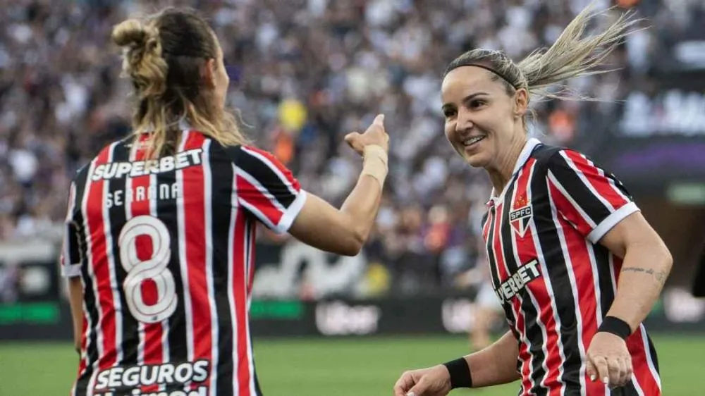 São Paulo vence Corinthians de virada e larga na frente na decisão do Brasileirão feminino