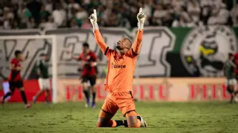 Quem é o goleiro que se envolveu em polêmica com presidente do Atlético-GO e já ganhou camisa de Cristiano Ronaldo