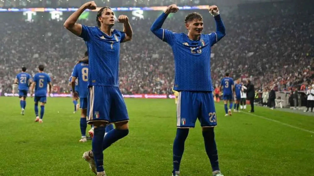 Pio e Sebastiano Esposito comemorando quarto gol da Itália contra a Turquia na Nations League (Photo by Ozan KOSE / AFP via Getty Images)