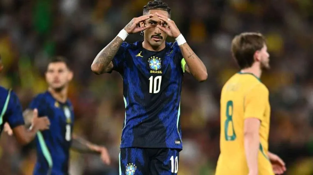 Raphinha comemora após marcar para o Brasil sobre a Austrália Albert Perez/Getty Images