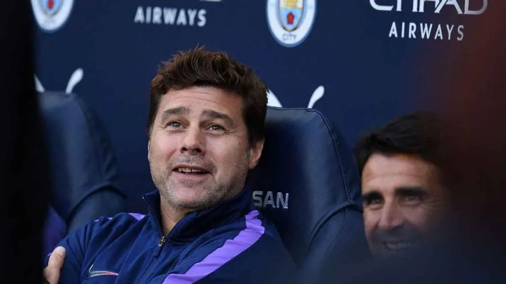 Mauricio Pochettino comandando o Tottenham em duelo com o Manchester City Oli SCARFF / AFP via Getty Images