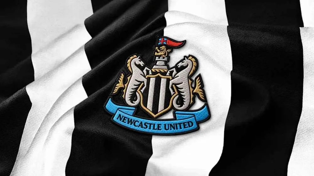 Clube da Premier League anuncia mudança de escudo; compare antes e depois