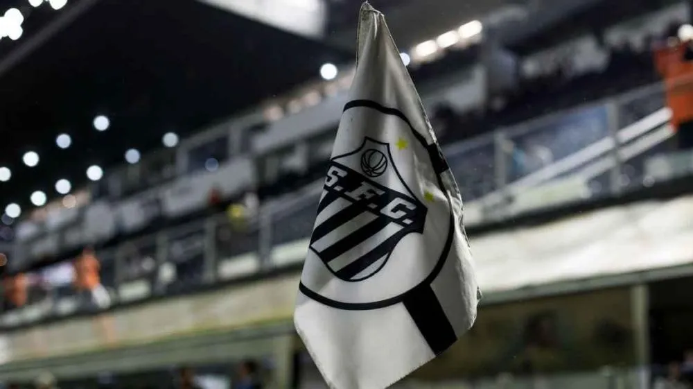 Bandeirinha do Santos na Vila Belmiro antes de jogo contra o Cruzeiro Ricardo Moreira/Getty Images