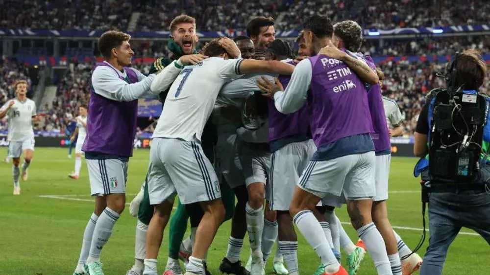 Jogadores da Itália comemoram gol contra a França Getty Images