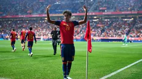 Espanha leva susto, mas vence República Tcheca com mais um gol de Lamine Yamal e segue 100% na Nations League