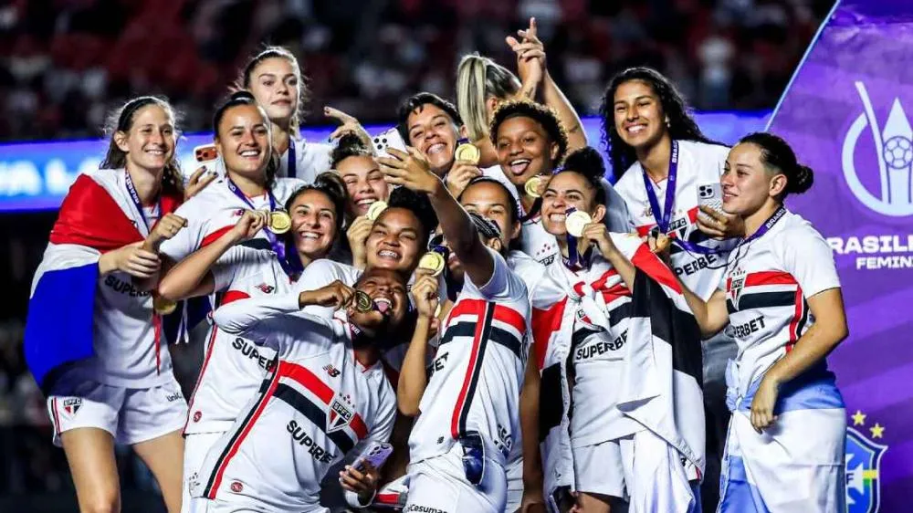 Jogadoras do São Paulo comemoram título contra o Corinthians no estádio Morumbi pelo campeonato Brasileiro Feminino 2026 Marco Miatelo/AGIF