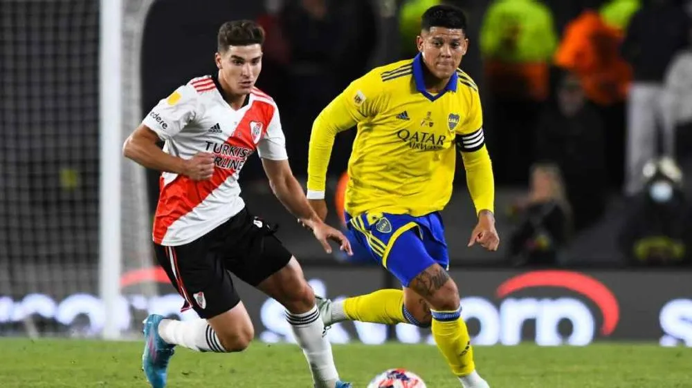 Julián Álvarez, do River Plate, e Marcos Rojo, do Boca Juniors, durante superclássico pela Copa da Liga Argentina Rodrigo Valle/Getty Images