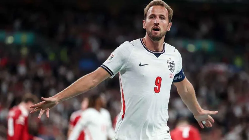 Harry Kane (dir) comemora após marcar para a Inglaterra sobre a Rep. Tcheca EFE/EPA/ANDY RAIN