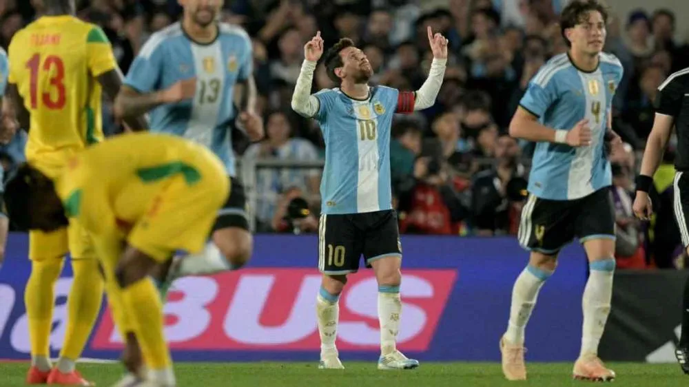 Lionel Messi comemora gol marcado pela Argentina contra Benin JUAN MABROMATA / AFP via Getty Images