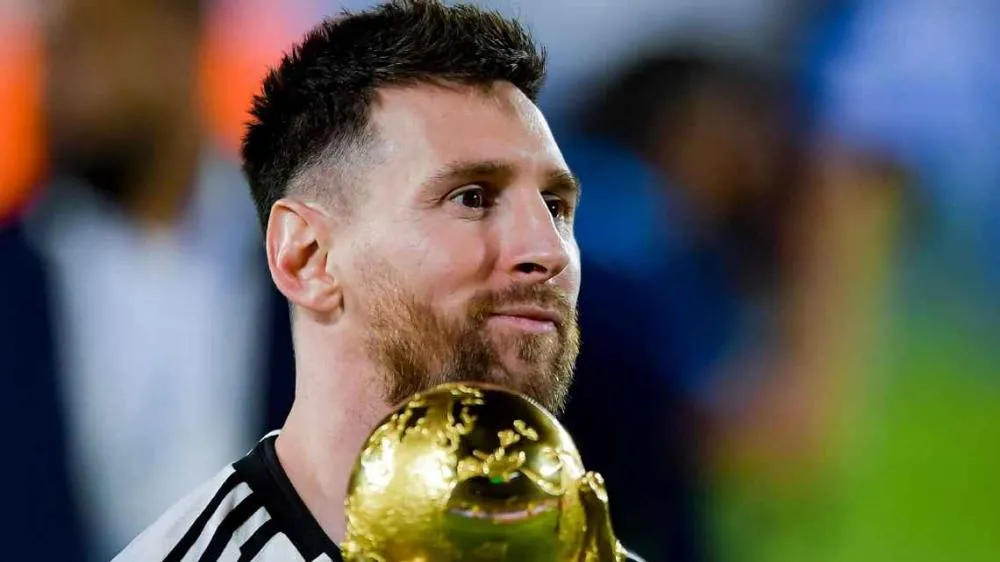 Lionel Messi com o troféu da Copa do Mundo antes de Argentina x Panamá Marcelo Endelli/Getty Images